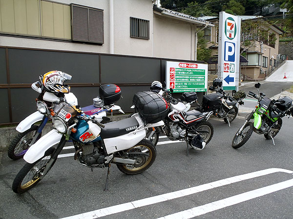 コンビニで休憩中